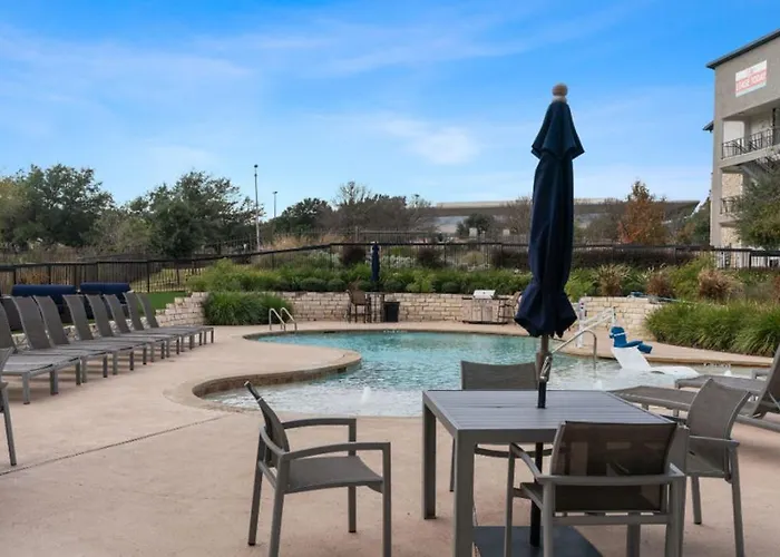 Modern Austin 2Br 2B Apt With Pool Parking & Wifi