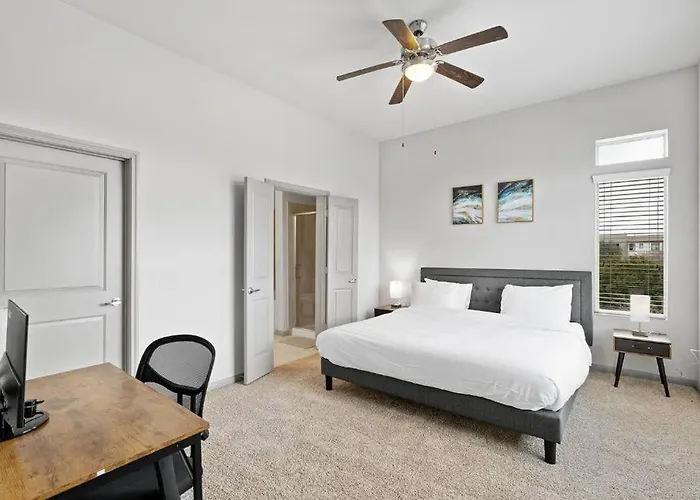 Modern Austin 2Br 2B Apt With Pool Parking & Wifi