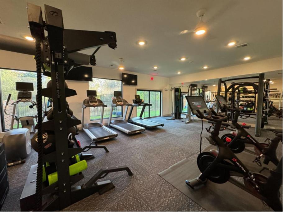 Modern 2br 2b With Pool Parking & Wifi